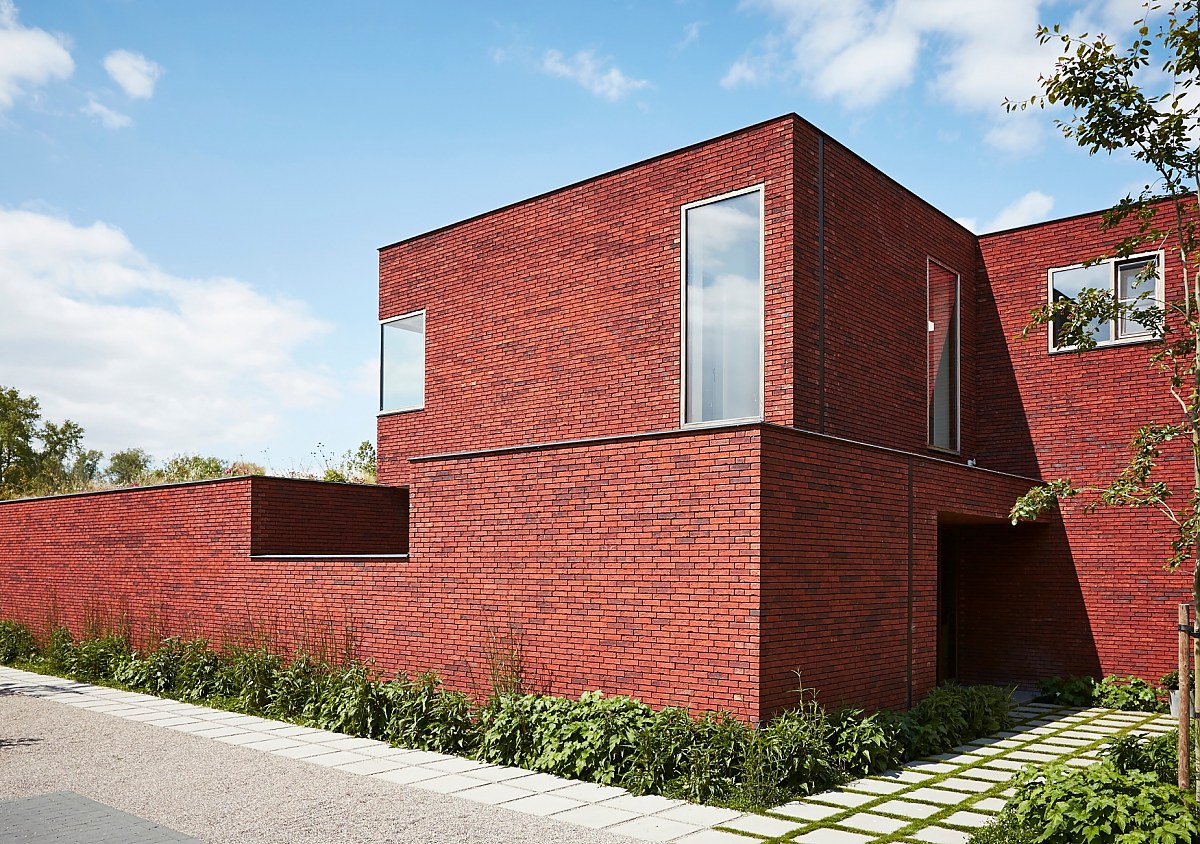 Дом из бордового кирпича