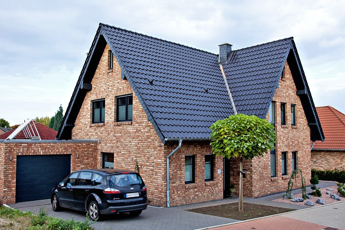 дом из ручного кирпича. бельгийский кирпич nelissen. дом из кирпича ручной формовки. Terca blue velvet. одноэтажный дом из клинкерного кирпича.