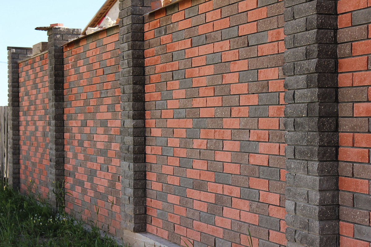 Забор баварская кладка и серый профлист