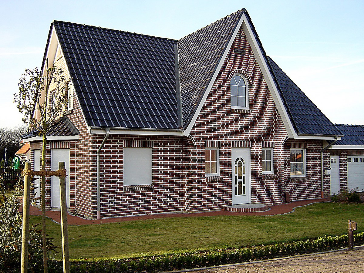 Дом из темного клинкерного кирпича